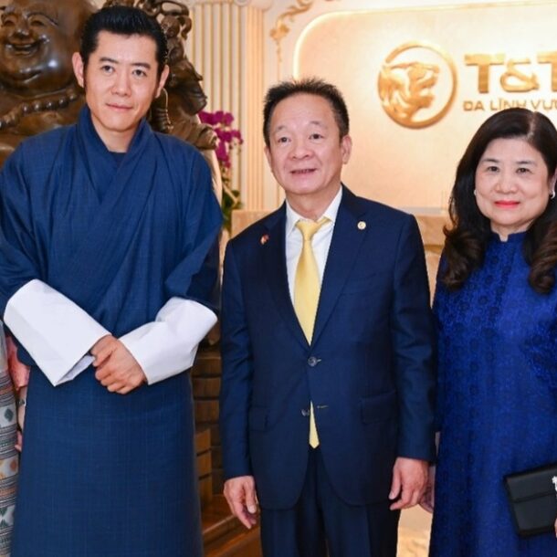 quoc-vuong-bhutan-va-hoang-hau-toi-tham-tap-doan-t&t-group