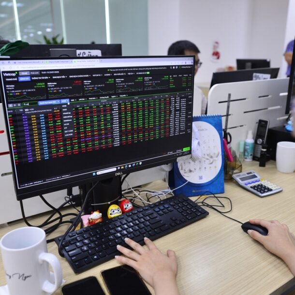 loat-giao-dich-co-phieu-khung-sau-nghi-le,-lanh-dao-bat-dong-san-‘dua’-thoai-von