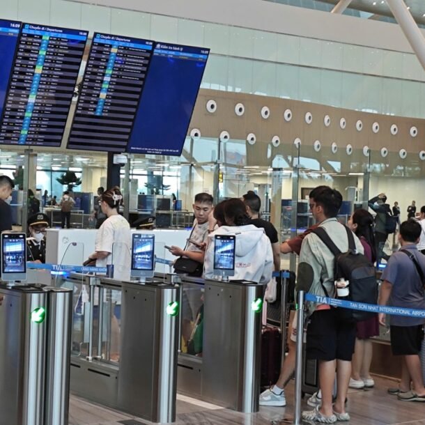 taxi-‘dan-quan’-o-tan-son-nhat,-khach-ra-khoi-ga-co-xe-ngay