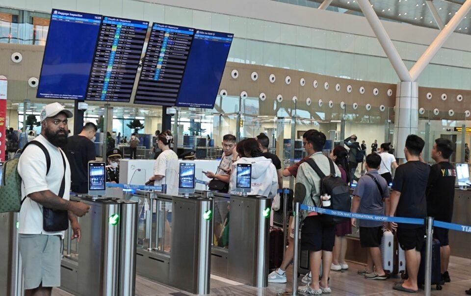 taxi-‘dan-quan’-o-tan-son-nhat,-khach-ra-khoi-ga-co-xe-ngay