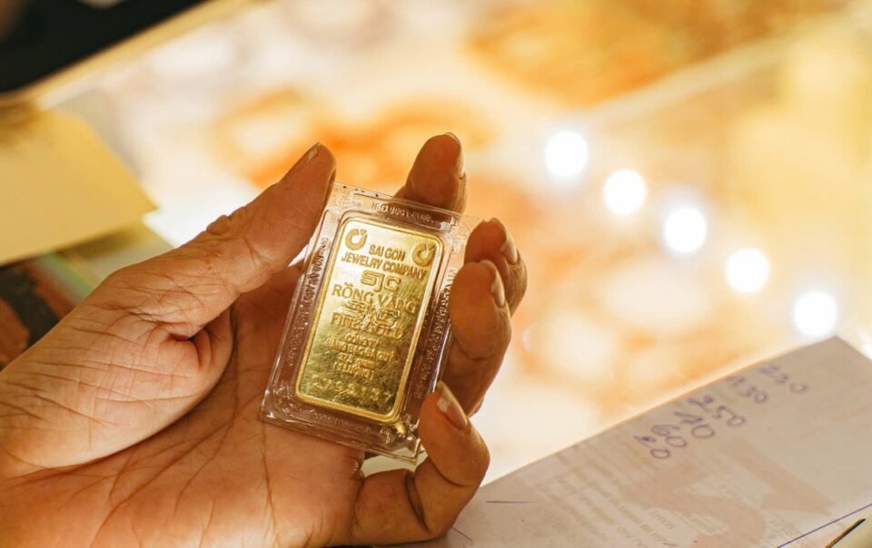 gia-vang-trong-nuoc-lan-the-gioi-lap-ky-luc-moi-thoi-dai