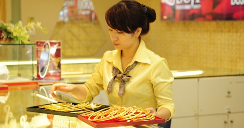 gia-vang-tang-manh:-dinh-moi-o-phia-truoc,-bo-doc-quyen-van-chua-som-‘ha-nhiet'