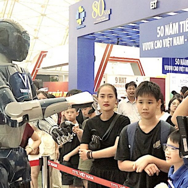 nguoi-dan-tram-tro-truoc-gian-khoan-tren-bien,-duong-tai-dien-xuyen-bac-nam,-robot-biet-noi