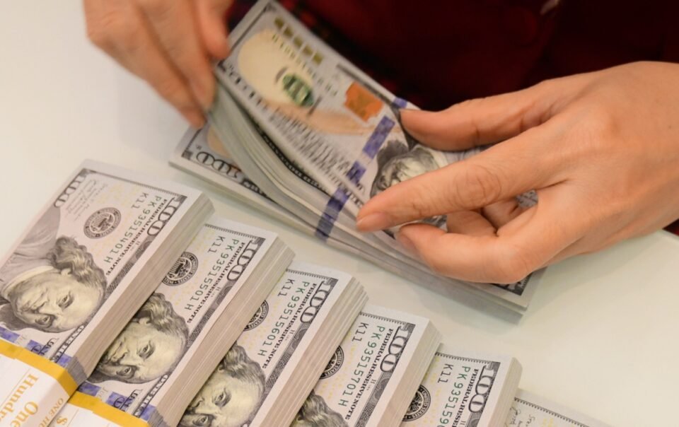 gia-usd-tu-do-tien-sat-27.000-dong/usd,-gia-usd-ngan-hang-kich-tran