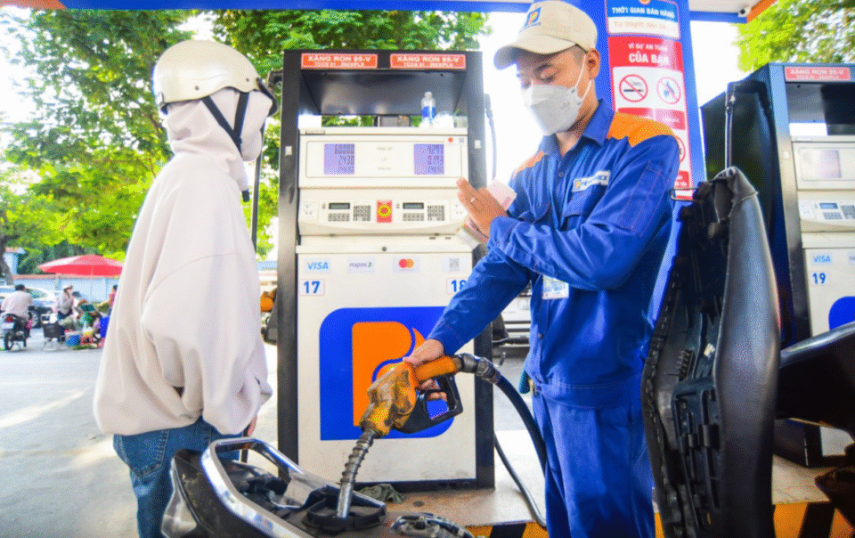 gia-xang-dau-dong-loat-tang,-ron95-can-moc-20.439-dong/lit