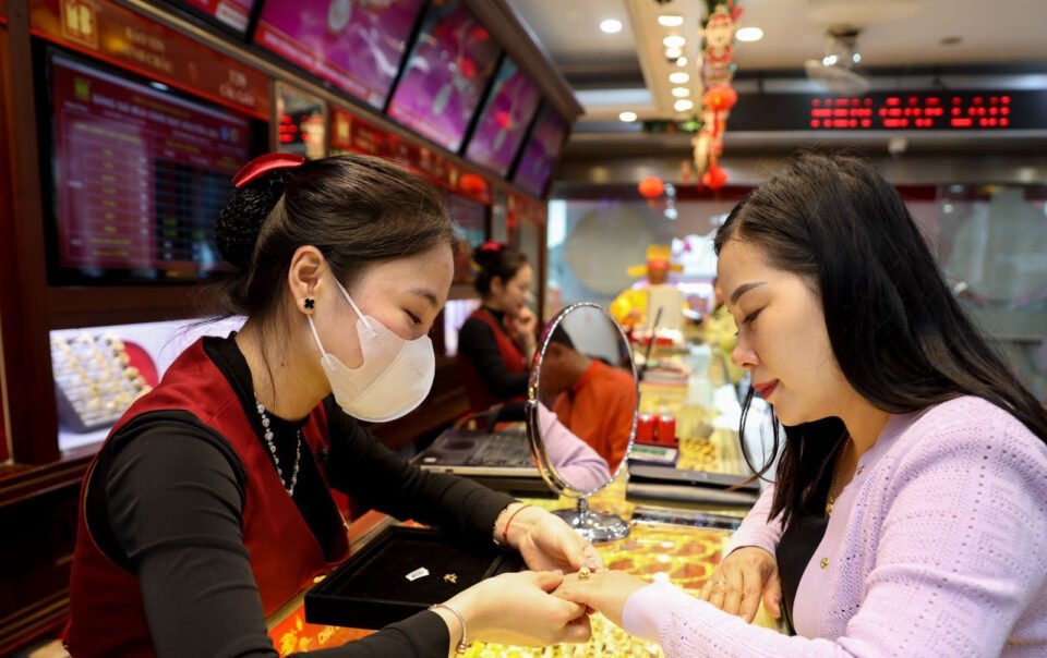 gia-vang-hom-nay-6/9/2025-tiep-tuc-tang-soc,-sjc-se-vot-qua-moc-135-trieu-dong?