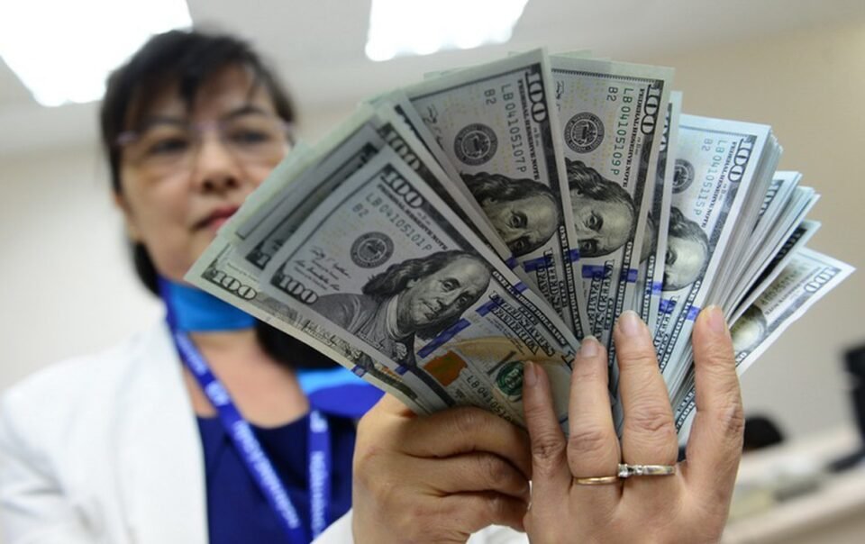 gia-usd-tu-do-vuot-27.000-dong/usd