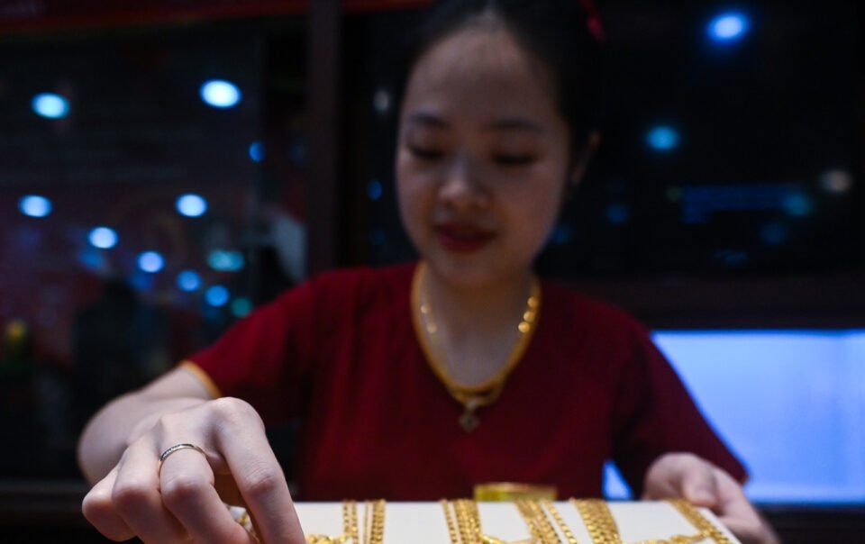 gia-vang-hom-nay-7/9/2025:-vang-sjc-van-tang-cao,-the-gioi-len-dinh-moi