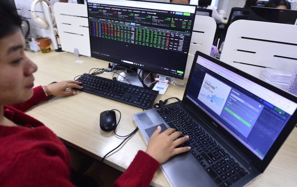 kich-ban-cho-thi-truong-chung-khoan-sau-phien-roi-sau-day-hoang-mang