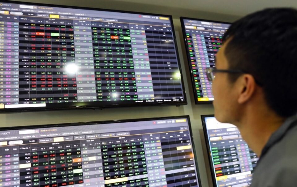 21-co-phieu-tren-hose-giam-san,-vn-index-mat-hon-42-diem