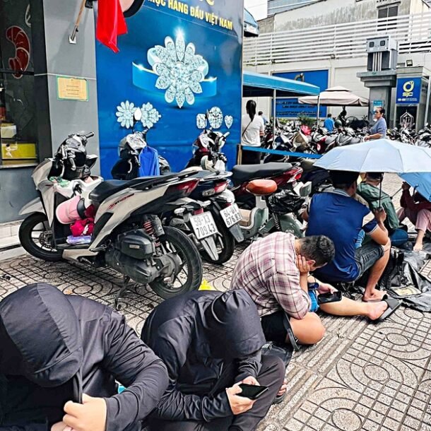 xep-hang-mua-vang:-nham-mat-mua-dai,-ruoc-hai-ve-sau