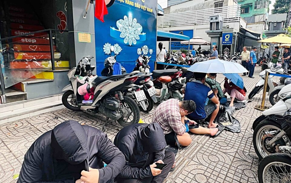 xep-hang-mua-vang:-nham-mat-mua-dai,-ruoc-hai-ve-sau