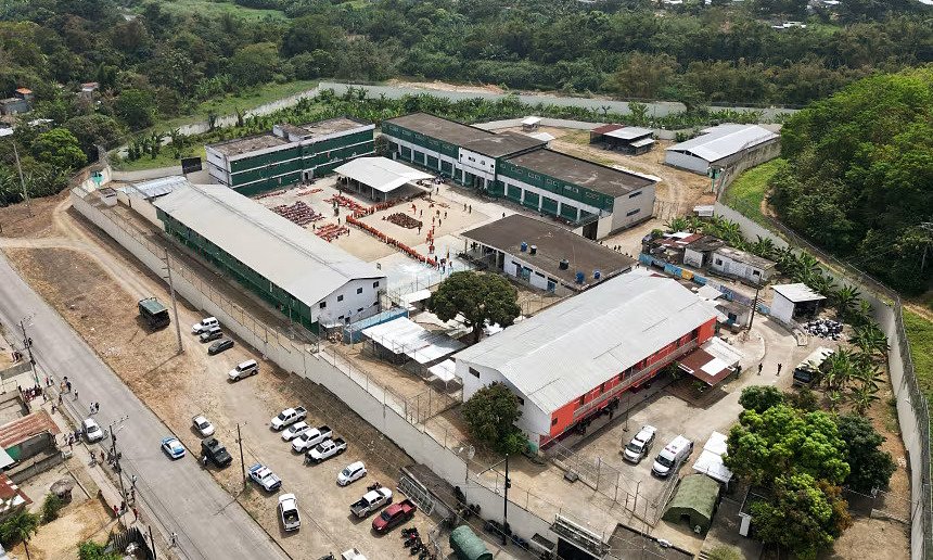 bang-dang-hanh-quyet-nhau-trong-nha-tu-ecuador