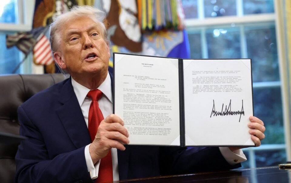 ong-trump-ky-van-ban-khoi-phuc-an-tu-hinh-o-thu-do-washington