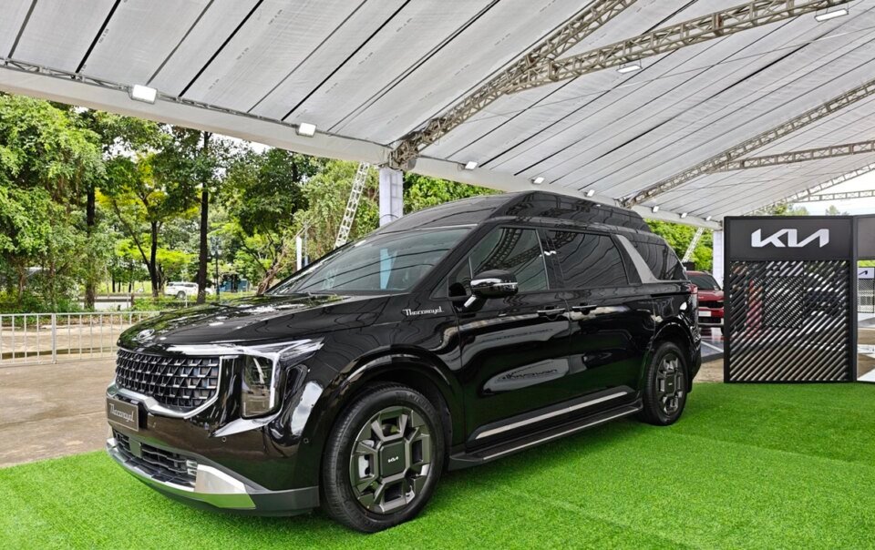 chi-tiet-kia-thacoroyal-o-viet-nam:-ban-dac-biet-cua-carnival,-khoang-sau-dang-thuong-gia