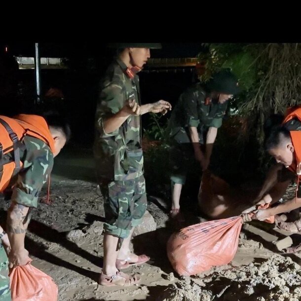 hon-200-can-bo,-chien-si-su-doan-390-gia-co,-bao-ve-de-song-hoat-trong-dem