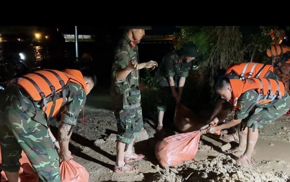 hon-200-can-bo,-chien-si-su-doan-390-gia-co,-bao-ve-de-song-hoat-trong-dem