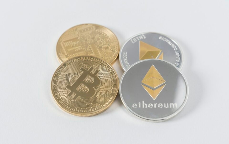 bitcoin-and-ethereum-defy-price-slump-with-strong-exchange-outflows