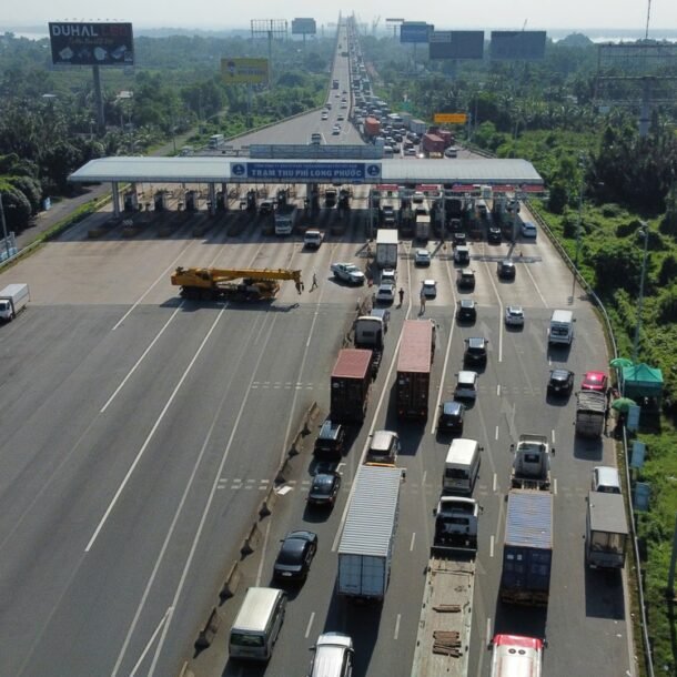 nhieu-chu-xe-chua-chuyen-doi-tai-khoan-giao-thong,-tram-thu-phi-long-phuoc-un-u
