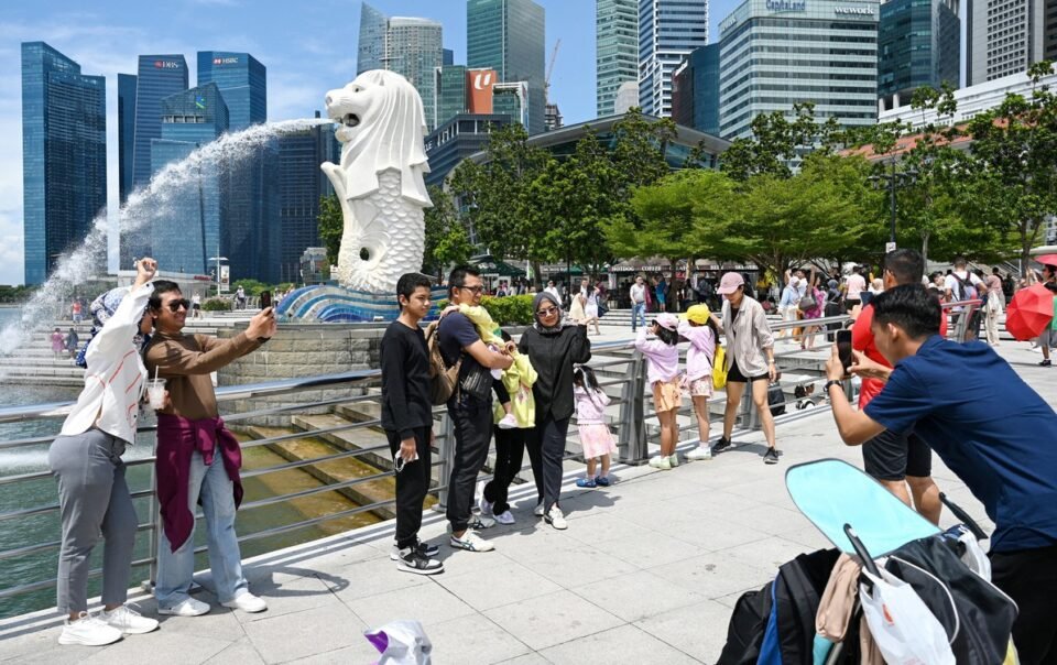 nhap-cu-va-‘xa-hoi-sieu-gia’-o-singapore