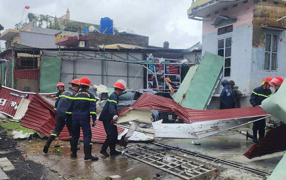 clip-loc-xoay-kinh-hoang-quet-qua-khu-dan-cu-o-hung-yen-khien-2-nguoi-tu-vong