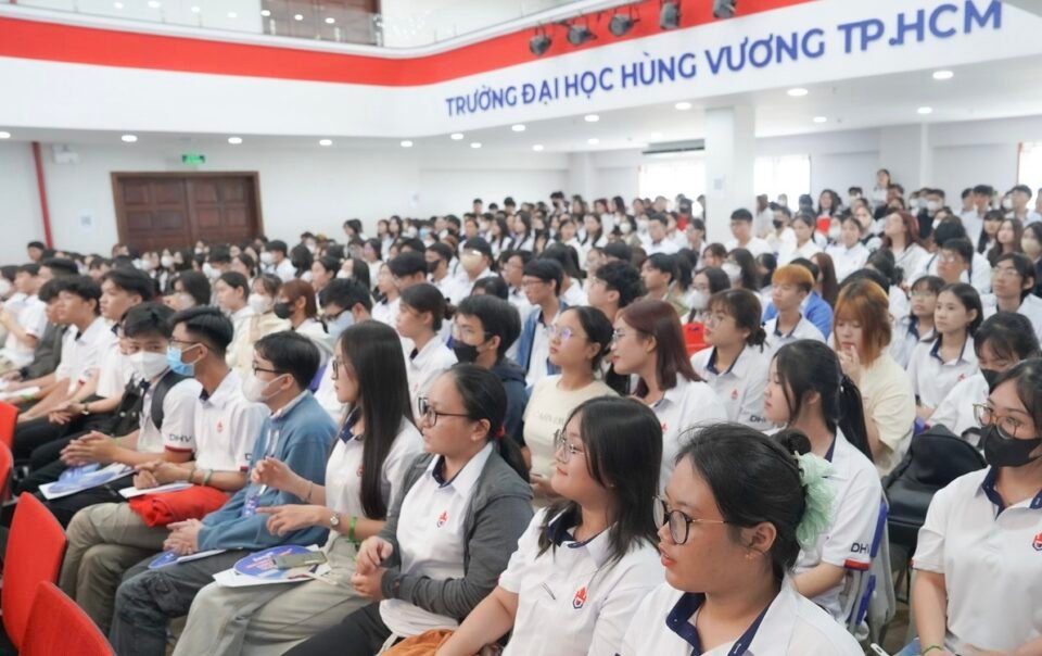 ong-dang-thanh-tam-van-nam-truong-dai-hoc-hung-vuong-tp.hcm