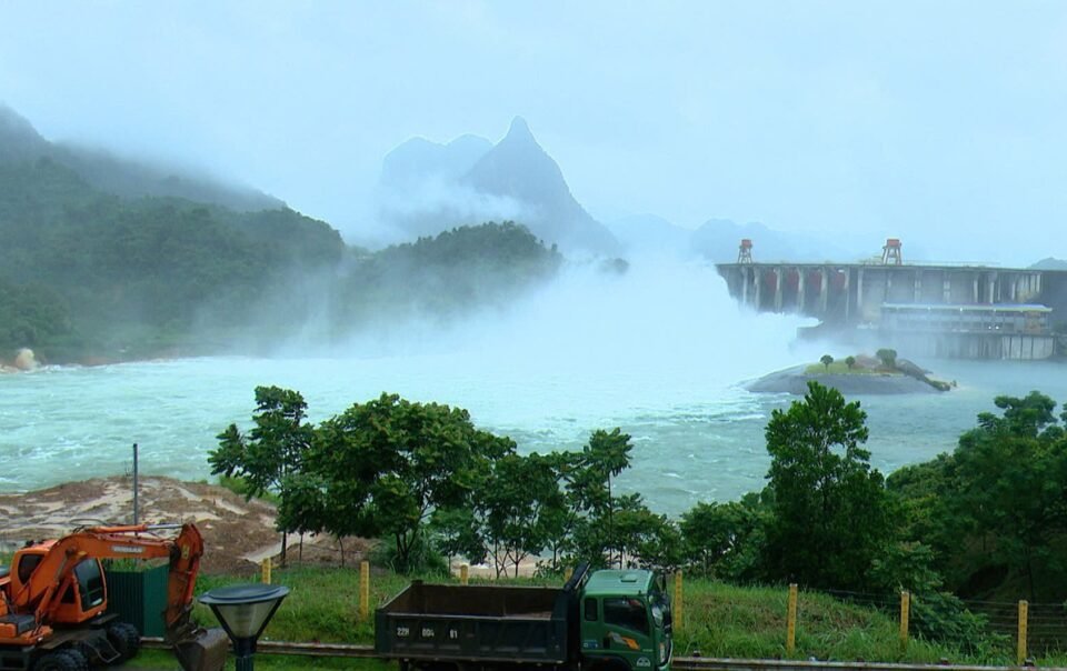 dong-1-cua-xa-day-ho-thuy-dien-tuyen-quang-luc-11-gio-trua-nay