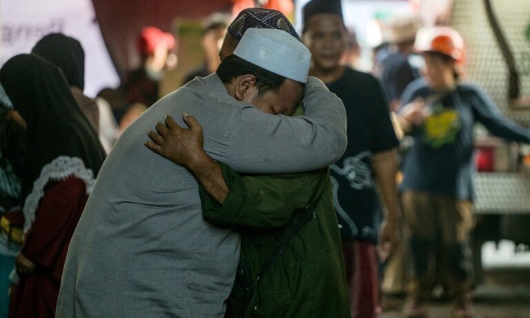 khong-con-dau-hieu-su-song-tai-truong-hoc-bi-sap-o-indonesia