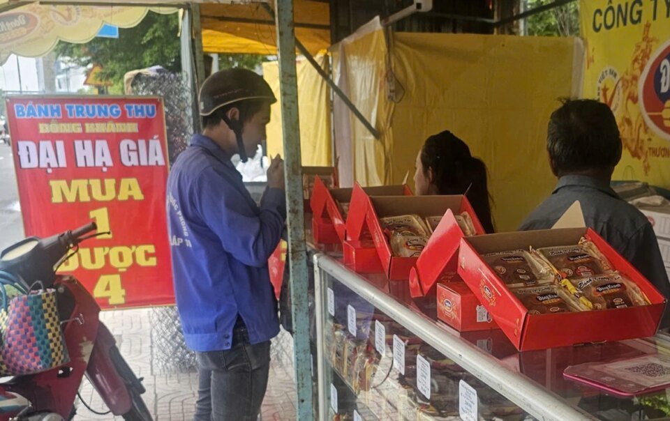 gia-mot-cai-banh-trung-thu-bang-ca-chuc-ky-gao,-nguoi-ngheo-tien-dau-ma-mua?