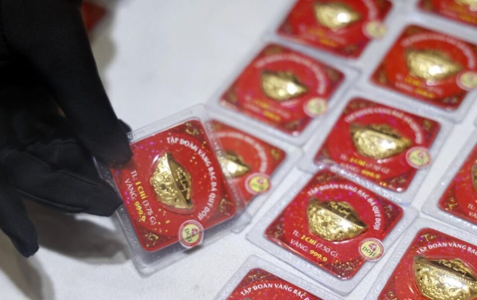 gia-vang-hom-nay-310.2025:-tiep-tuc-giam-nhung-nguoi-mua-van-lo-ngay-3-trieu-dong