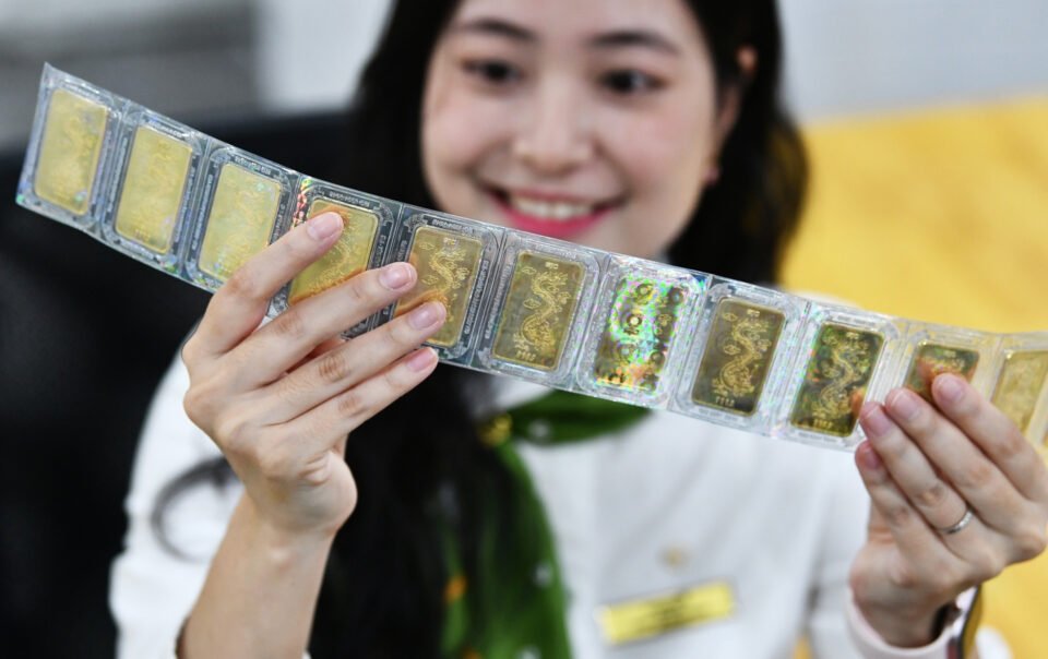 gia-vang-hom-nay-4/10/2025-tut-giam,-vang-mieng-sjc-mat-moc-138-trieu-dong/luong