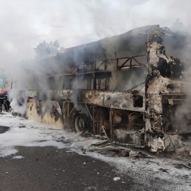 xe-khach-cho-30-nguoi-boc-chay-tren-cao-toc-nha-trang-–-cam-lam