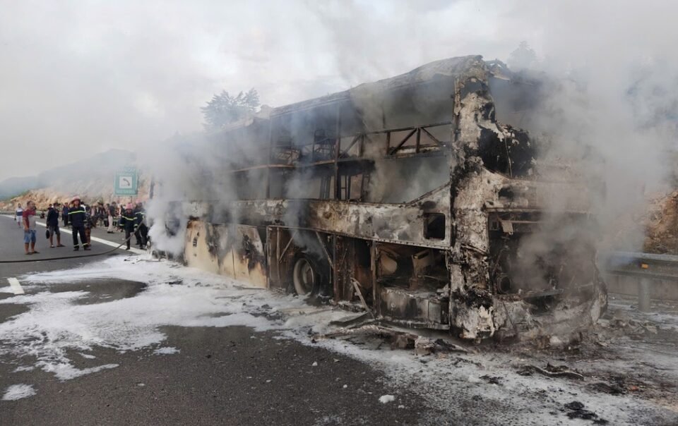 xe-khach-cho-30-nguoi-boc-chay-tren-cao-toc-nha-trang-–-cam-lam