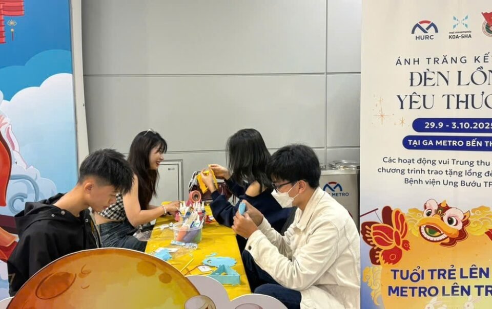 hanh-khach-trang-tri-long-den-tai-ga-metro-ben-thanh