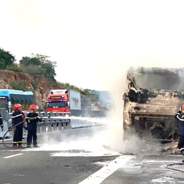 xe-khach-chay-tro-khung-tren-cao-toc-nha-trang-–-cam-lam,-30-nguoi-may-man-thoat-nan