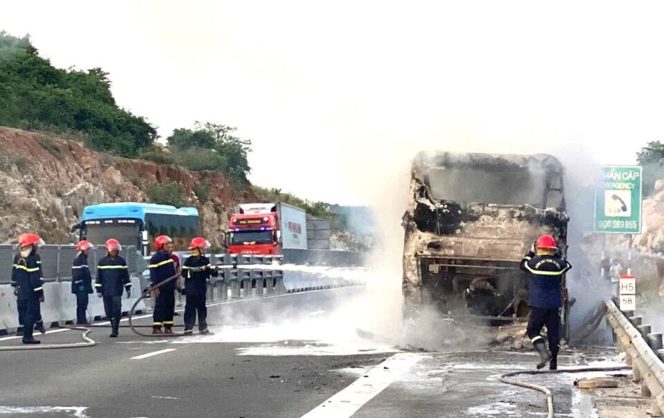 xe-khach-chay-tro-khung-tren-cao-toc-nha-trang-–-cam-lam,-30-nguoi-may-man-thoat-nan