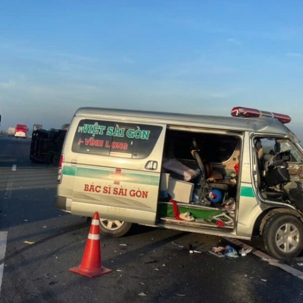 va-cham-tren-cao-toc:-mot-o-to-lat-ngang,-mot-xe-bien-dang