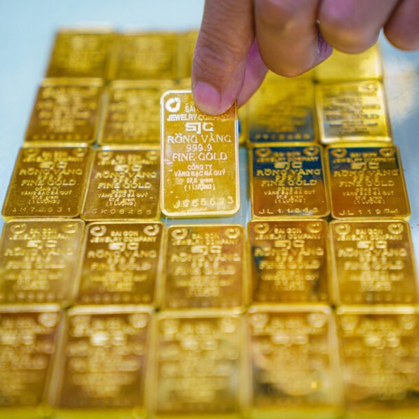 gia-vang-hom-nay-6/10/2025-da-tang-vung-chac,-vang-mieng-sjc-co-song-moi