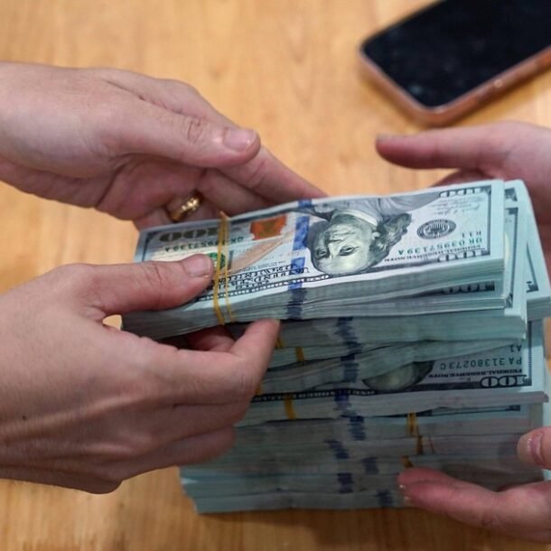 gia-usd-hom-nay-610.2025:-lao-doc-trong-ngan-hang