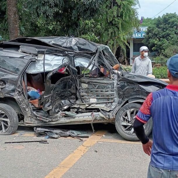 va-cham-xe-dau-keo,-4-nguoi-tren-xe-con-gap-nan