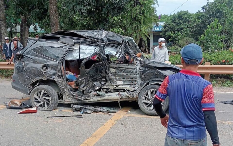 va-cham-xe-dau-keo,-4-nguoi-tren-xe-con-gap-nan