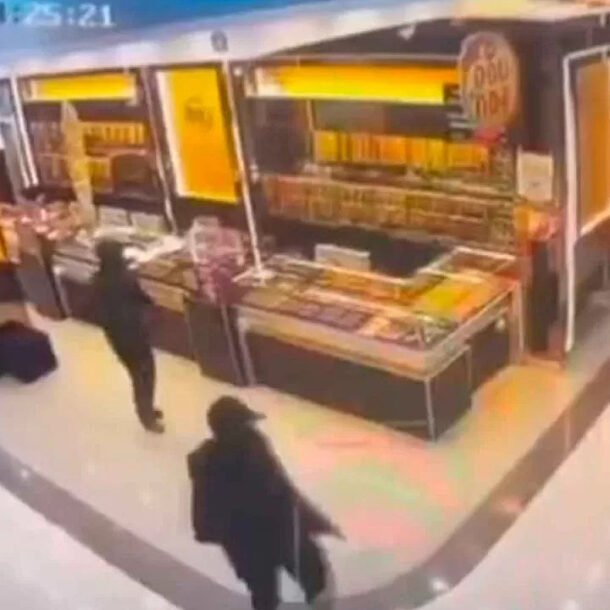 bang-cuop-mang-sung-cuop-tiem-vang-thai-lan