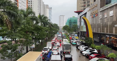 giao-thong-te-liet-vi-ngap,-nguoi-dan-ha-noi-tranh-thu-an-ngo-cho-di-chuyen