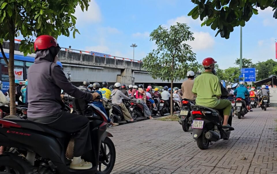 chi-1-phut,-co-41-xe-may-leo-via-he-tren-duong-pham-van-dong