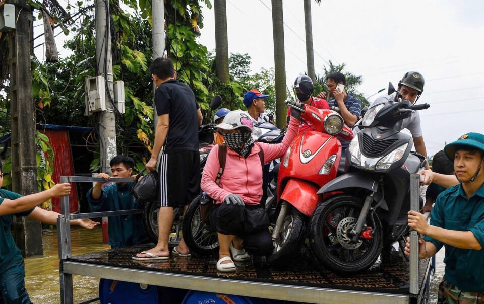 troi-hung-nang,-nhieu-nguoi-ha-noi-van-phai-'luy-do'-tu-che