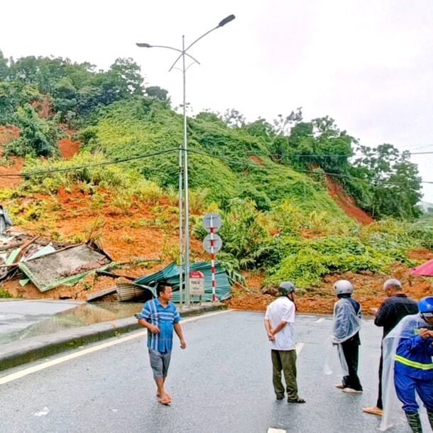 nhieu-tuyen-duong-mien-nui-phia-bac-van-con-ach-tac-do-mua-lu