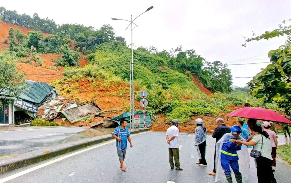 nhieu-tuyen-duong-mien-nui-phia-bac-van-con-ach-tac-do-mua-lu