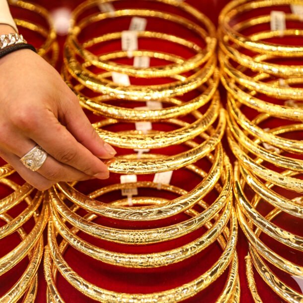 gia-vang-hom-nay-9/10/2025:-sjc-vot-len-142,5-trieu-dong,-lieu-co-roi-manh?