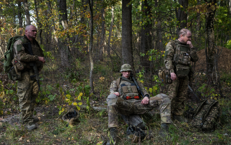 binh-si-ukraine-‘nhan-phu-cap-chien-dau,-di-ban-banh-cho-vo-cap-tren’