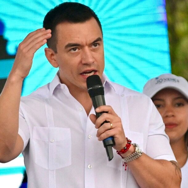 ecuador-noi-vu-nem-da-xe-tong-thong-la-‘muu-sat’